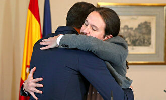 Iglesias y Sánchez tras firmar el acuerdo. |  EFE