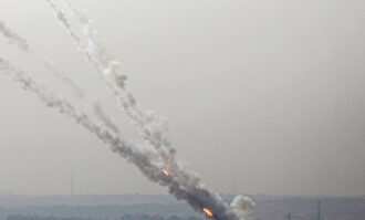 Momento en el que varios cohetes son lanzados contra Israel. |  EFE