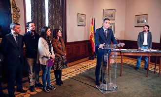 Pedro Sánchez recibe a Pablo Iglesias |  EFE