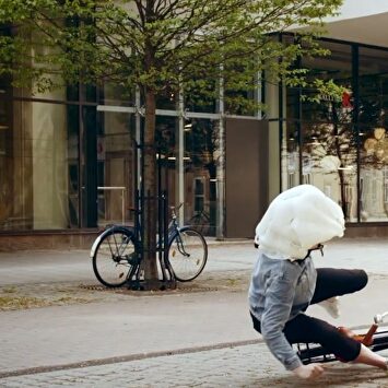 El peculiar invento que busca la máxima seguridad de los ciclistas |  Youtube