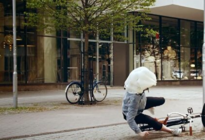 El peculiar invento que busca la máxima seguridad de los ciclistas |  Youtube