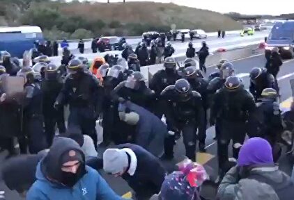 La Policía francesa desaloja en la frontera de La Junquera al Tsunami separatista