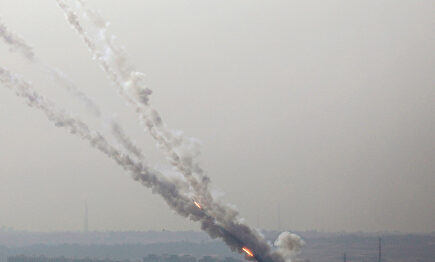 Momento en el que varios cohetes son lanzados contra Israel. |  EFE