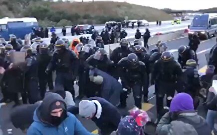 La Policía francesa desaloja en la frontera de La Junquera al Tsunami separatista