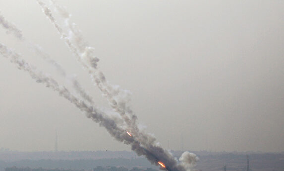 Momento en el que varios cohetes son lanzados contra Israel. |  EFE