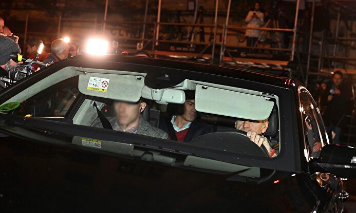 Pedro Sánchez, a su llegada a la sede del PSOE durante la noche electoral |  EFE