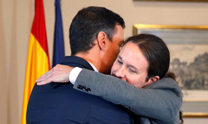 Pedro Sánchez y Pablo Iglesias tras la firma de su pacto. |  EFE
