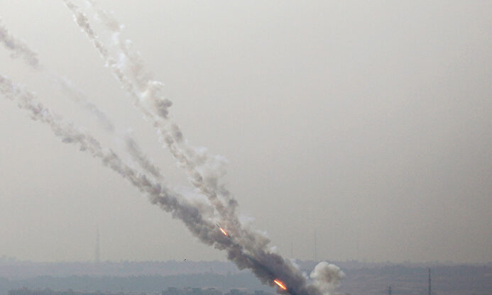 Momento en el que varios cohetes son lanzados contra Israel. |  EFE