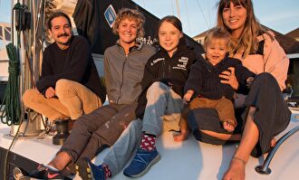 La activista Greta Thunberg posa junto a la familia australiana |  Twitter de Greta Thunberg