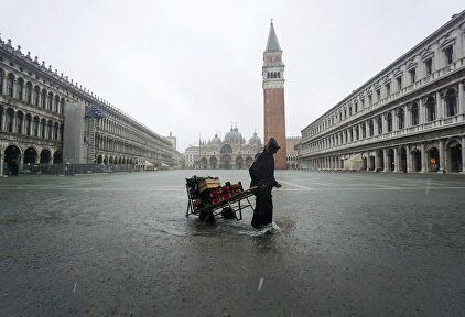 Venecia anegada por la peor inundación desde 1966