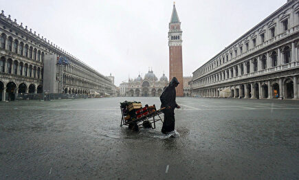 Venecia anegada por la peor inundación desde 1966
