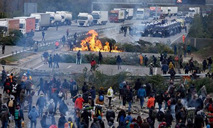 Mossos y Policía dispersan a los CDR que cortaban la AP-7