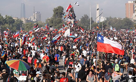 La multitudinaria marcha comenzó en la Plaza Italia de Santiago. |  EFE