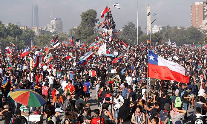 La multitudinaria marcha comenzó en la Plaza Italia de Santiago. |  EFE