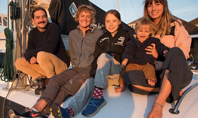 La activista Greta Thunberg posa junto a la familia australiana |  Twitter de Greta Thunberg