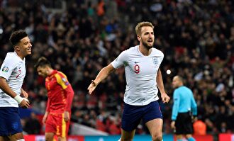 Harry Kane celebra uno de sus tres goles ante Montenegro. |  EFE