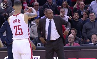 Drama familiar en la NBA: pide la expulsión de su padre y lo celebra entre risas