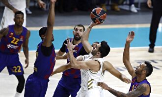 Campazzo busca el aro entre la defensa azulgana |  EFE