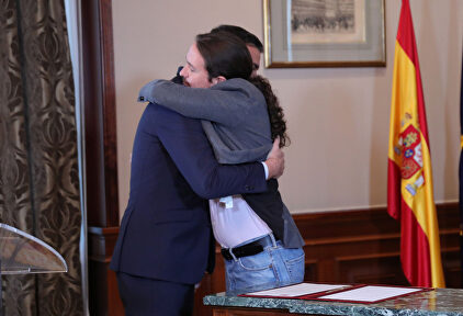Abrazo entre Pedro Sánchez y Pablo Iglesias. | Jesús Hellín (Europa Press)