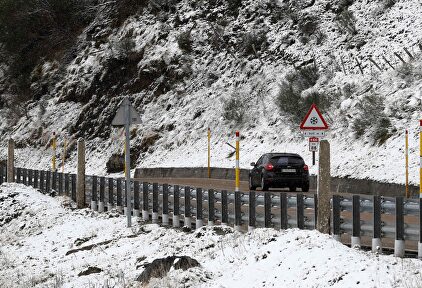 Aspecto que presenta hoy jueves el trafico de coches en el puerto de Pajares (Asturias) |  EFE