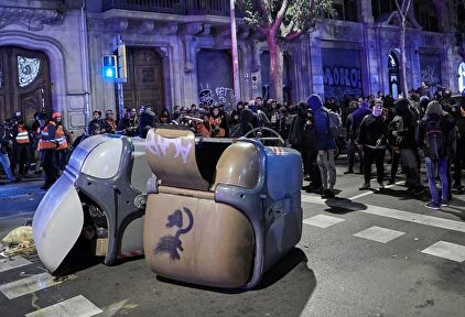 Los CDR, en una de sus acciones violentas en Barcelona. | EFE