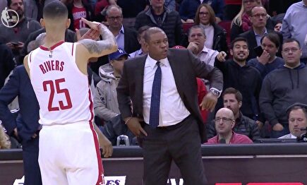 Drama familiar en la NBA: pide la expulsión de su padre y lo celebra entre risas