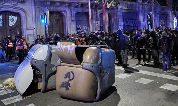 Los CDR, en una de sus acciones violentas en Barcelona. | EFE