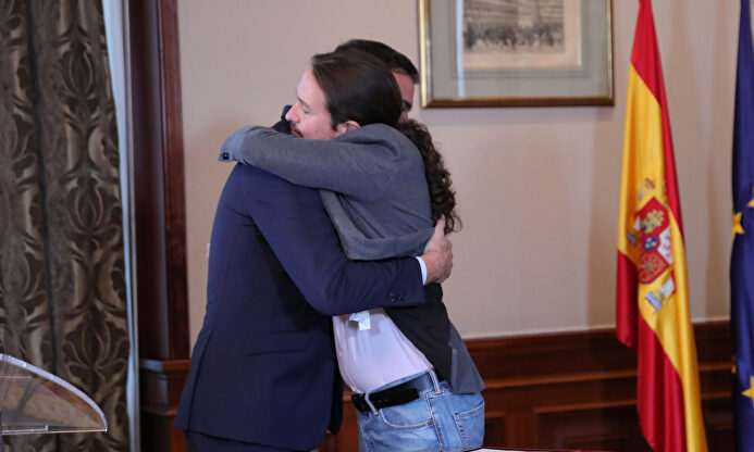 Abrazo entre Pedro Sánchez y Pablo Iglesias. | Jesús Hellín (Europa Press)