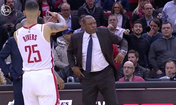 Drama familiar en la NBA: pide la expulsión de su padre y lo celebra entre risas