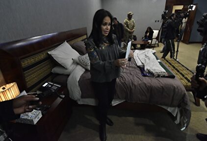 La ministra de Comunicación, Roxana Lizárraga, muestra la habitación de Evo Morales. |  EFE