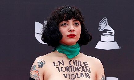 Mon Laferte protesta en la alfombra roja de los Latin Grammy |  EFE