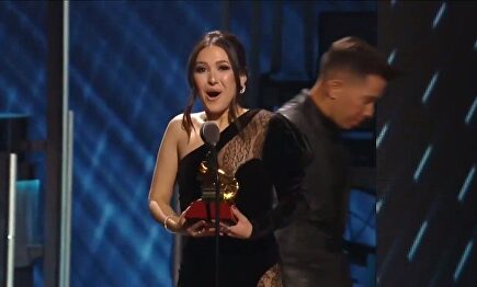 Nella posa con su premio |  EFE