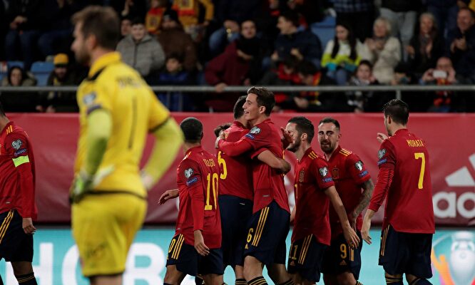 Los jugadores de la selección española celebran el tercer gol de la noche, obra del debutante Pau Torres. |  EFE