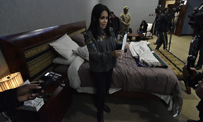 La ministra de Comunicación, Roxana Lizárraga, muestra la habitación de Evo Morales. |  EFE