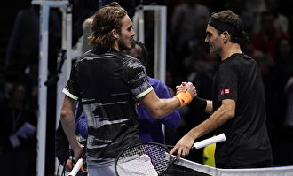 Tsitsipas vence a Federer y logra la final por primera vez |  EFE