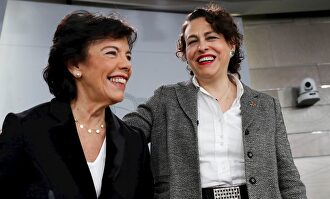 Isabel Celáa y Magdalena Valerio, este viernes, en el Palacio de la Moncloa, durante la rueda de prensa posterior al Consejo de Ministros. |  EFE