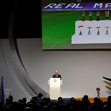 Florentino Pérez, durante el acto de entrega de insignias a los socios del Real Madrid. |  EFE