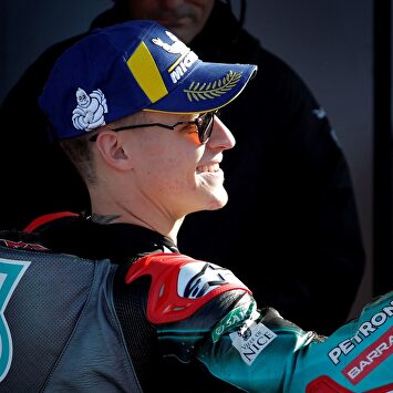 Fabio Quartararo saluda tras conseguir la pole en Cheste. |  EFE
