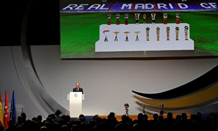 Florentino Pérez, durante el acto de entrega de insignias a los socios del Real Madrid. |  EFE