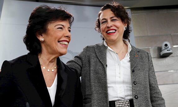 Isabel Celáa y Magdalena Valerio, este viernes, en el Palacio de la Moncloa, durante la rueda de prensa posterior al Consejo de Ministros. |  EFE