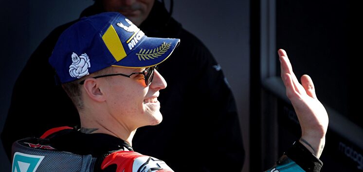 Fabio Quartararo saluda tras conseguir la pole en Cheste. |  EFE