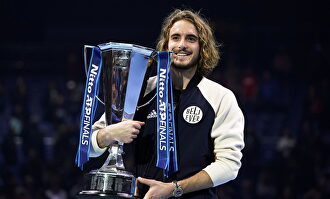 Stefanos Tsitsipas, con la Copa de Maestros conquistada en Londres. |  EFE