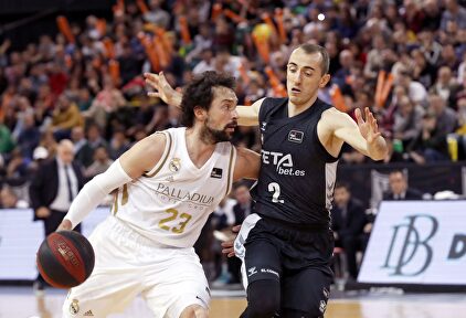 Sergio Llull, en acción ante el Retabet Bilbao Basket. |  EFE