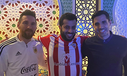 Leo Messi, junto al jeque del Almería. |  Twitter