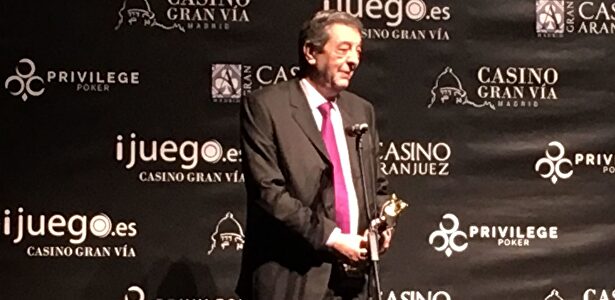 Andrés Arconada dando su discurso de agradecimiento en la gala de los Premios Antena de Oro 2019 |  LD