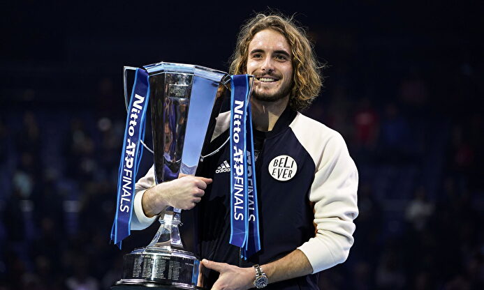 Stefanos Tsitsipas, con la Copa de Maestros conquistada en Londres. |  EFE