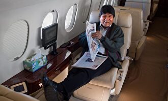 Evo Morales en el Falcon que compró para sus viajes oficiales y no-oficiales |  EFE