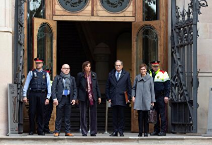 Torra, con su familia y abogados en la puerta del TSJC. |  EFE