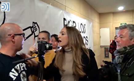 Miembros de Podemos participan en un escrache contra una diputada de Vox y agreden a un cámara