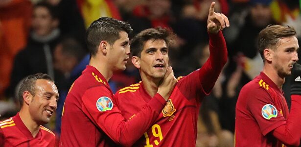 Gerard Moreno celebra uno de sus dos goles a Rumanía en el Wanda Metropolitano. |  EFE